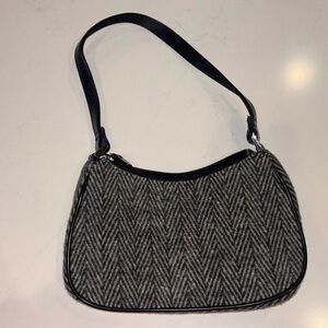 Brandless wool fuzz pattern with leather handle